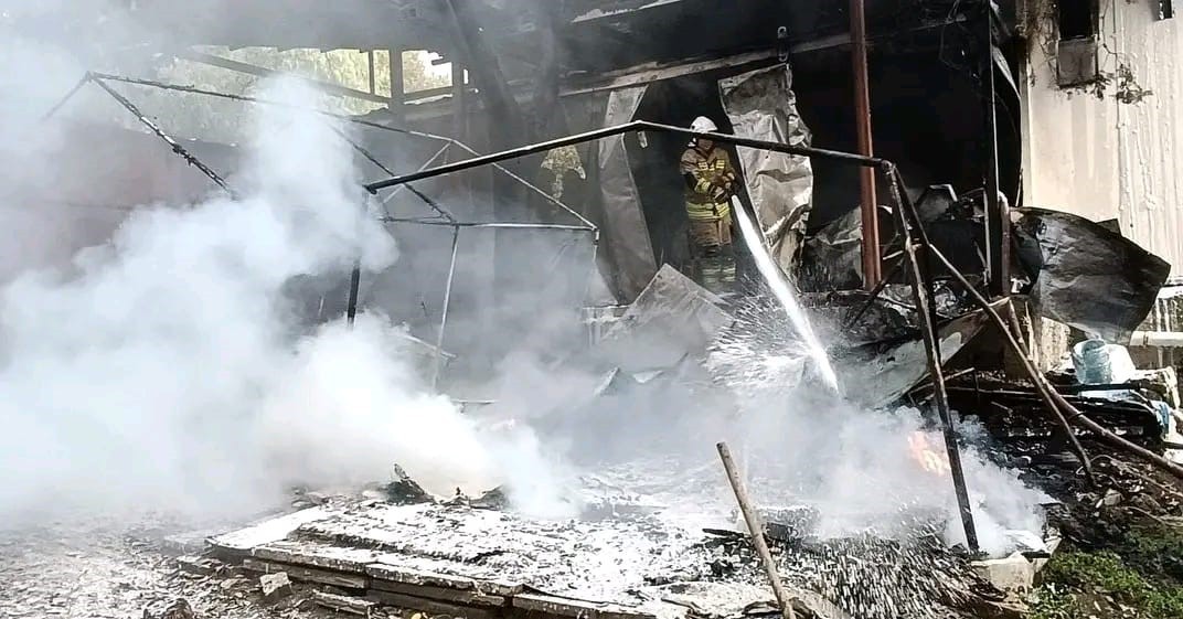 HATAY’IN DEFNE İLÇESİNDE PREFABRİK KONTEYNER ÇIKAN YANGIN, İTFAİYE EKİPLERİ TARAFINDAN...