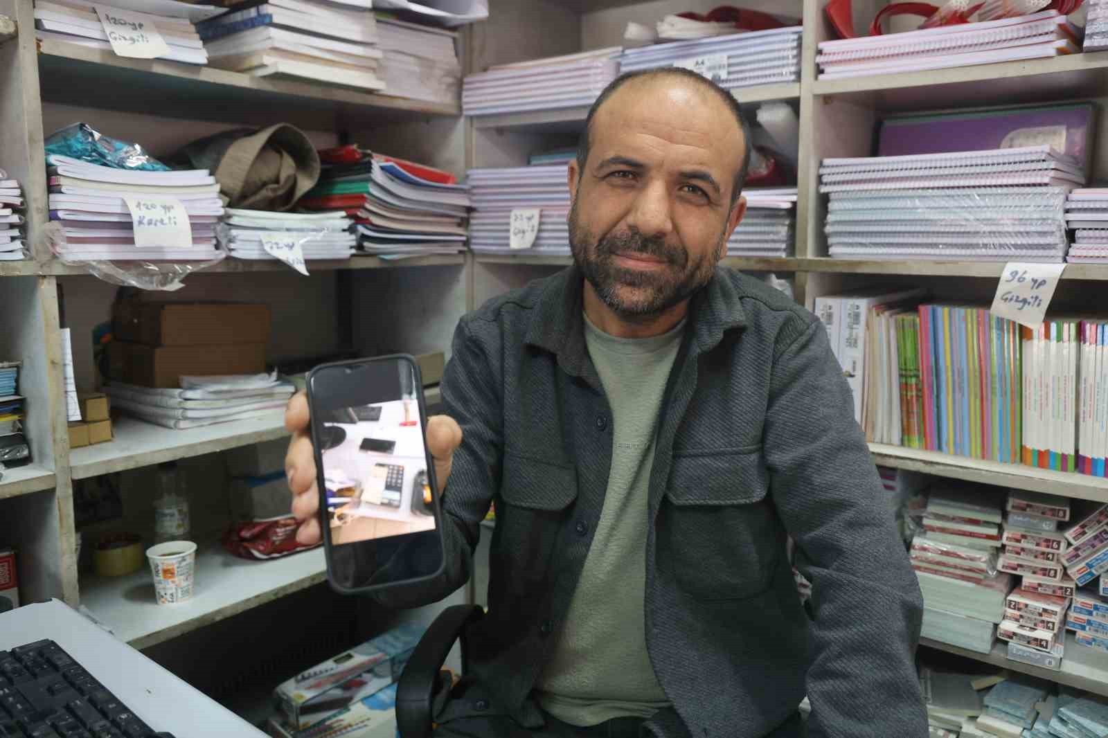 HATAY’IN DEFNE İLÇESİNDE YILLARDIR ESNAFLIK YAPAN ÖZGÜR BÜYÜKAŞIK, İŞ YERİNDE OLMADIĞI ESNADA ÜÇ...