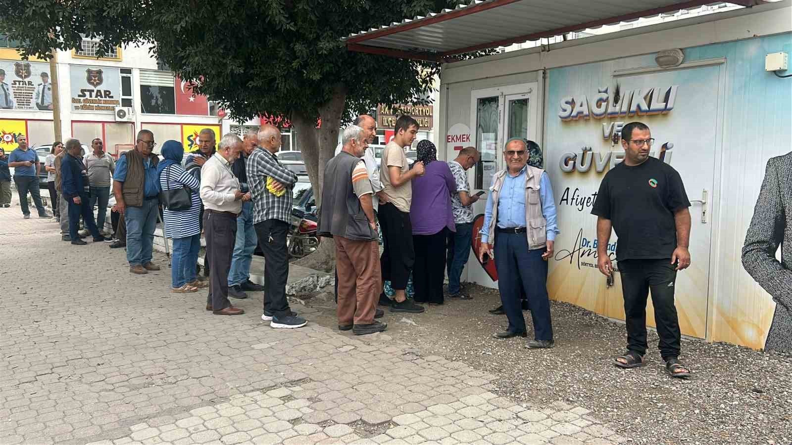 HATAY’IN DÖRTYOL İLÇESİNDE BELEDİYE TARAFINDAN KURULAN HALK EKMEK KULÜBELERİNDE 7 TL’YE SATILAN...