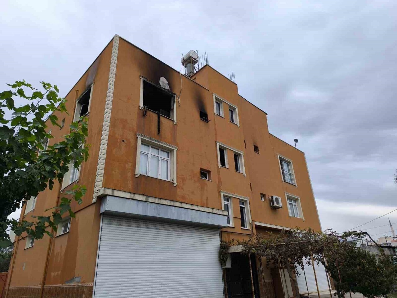 HATAY’IN DÖRTYOL İLÇESİNDE BİR APARTMANIN EN ÜST KATINDA ÇIKAN YANGIN BÜYÜMEDEN...
