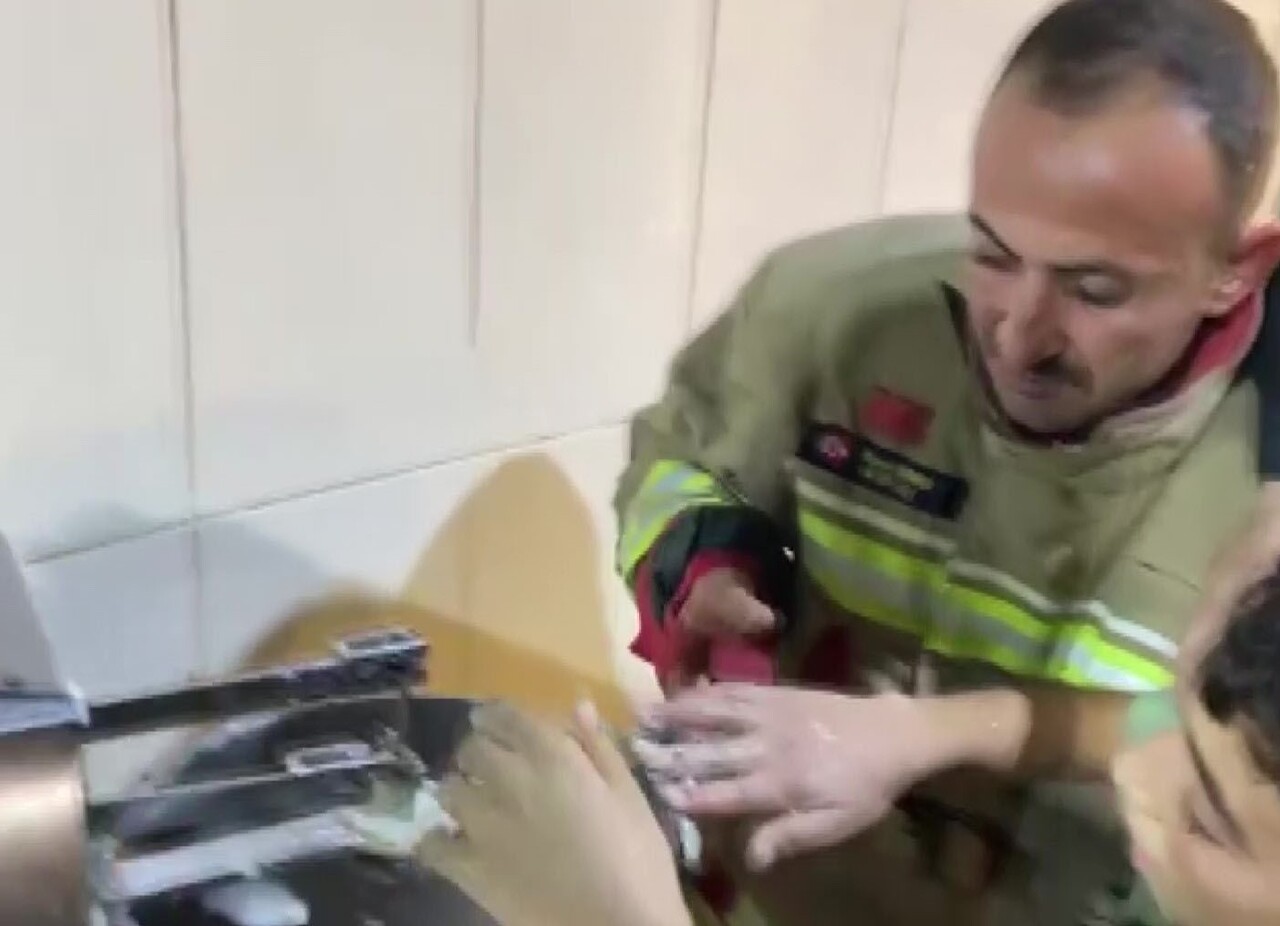 HATAY’IN İSKENDERUN İLÇESİNDE HAMUR KARIŞTIRMA MAKİNESİNE ELİ SIKIŞAN KÜÇÜK ÇOCUK, HATAY...