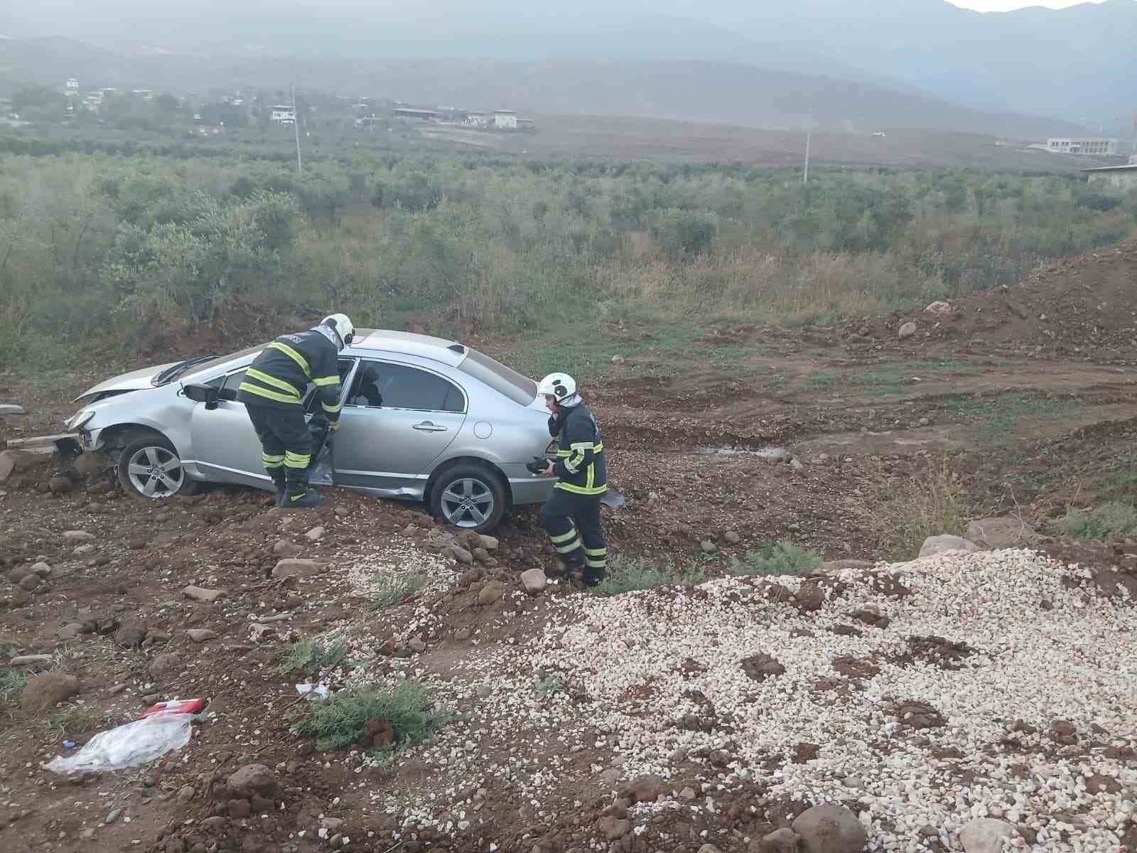 HATAY’IN KIRIKHAN İLÇESİNDE SÜRÜCÜNÜN DİREKSİYON KONTROLÜNÜ KAYBETTİĞİ OTOMOBİL, ZEYTİN BAHÇESİNE...