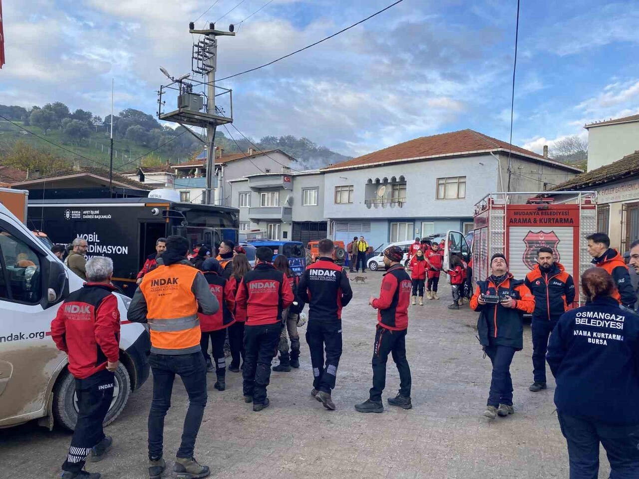 HAVA SICAKLIĞININ 7 DERECE OLDUĞU BÖLGEDE SOĞUK VE YAĞMURLU HAVA EKİPLERİN ÇALIŞMALARINI...