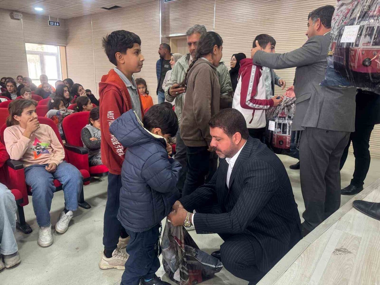 HAYIRSEVER İŞ ADAMI MEHMET BOZKUŞ, HEVSEL’İN ÇİÇEKLERİ PROJESİ KAPSAMINDA DİCLE İLÇESİNDE İLK VE...