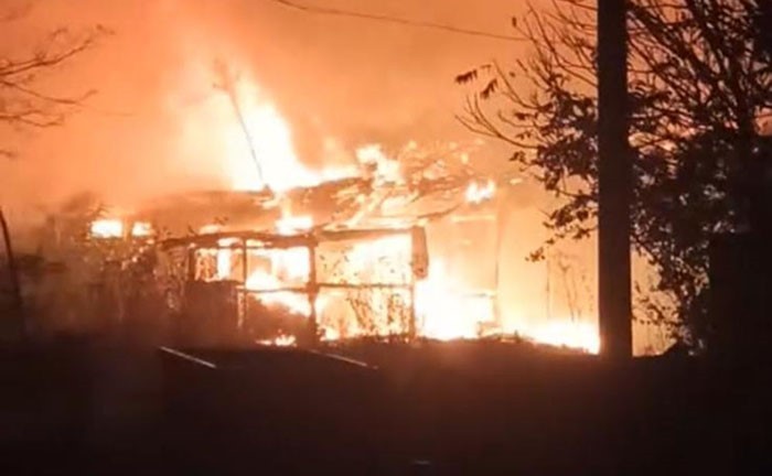 HAYRABOLU İLÇESİNDE BİR İŞ YERİNDE ÇIKAN YANGIN ÇEVREDEKİ BİNALARA SIÇRAMADAN İTFAİYE EKİPLERİNİN...