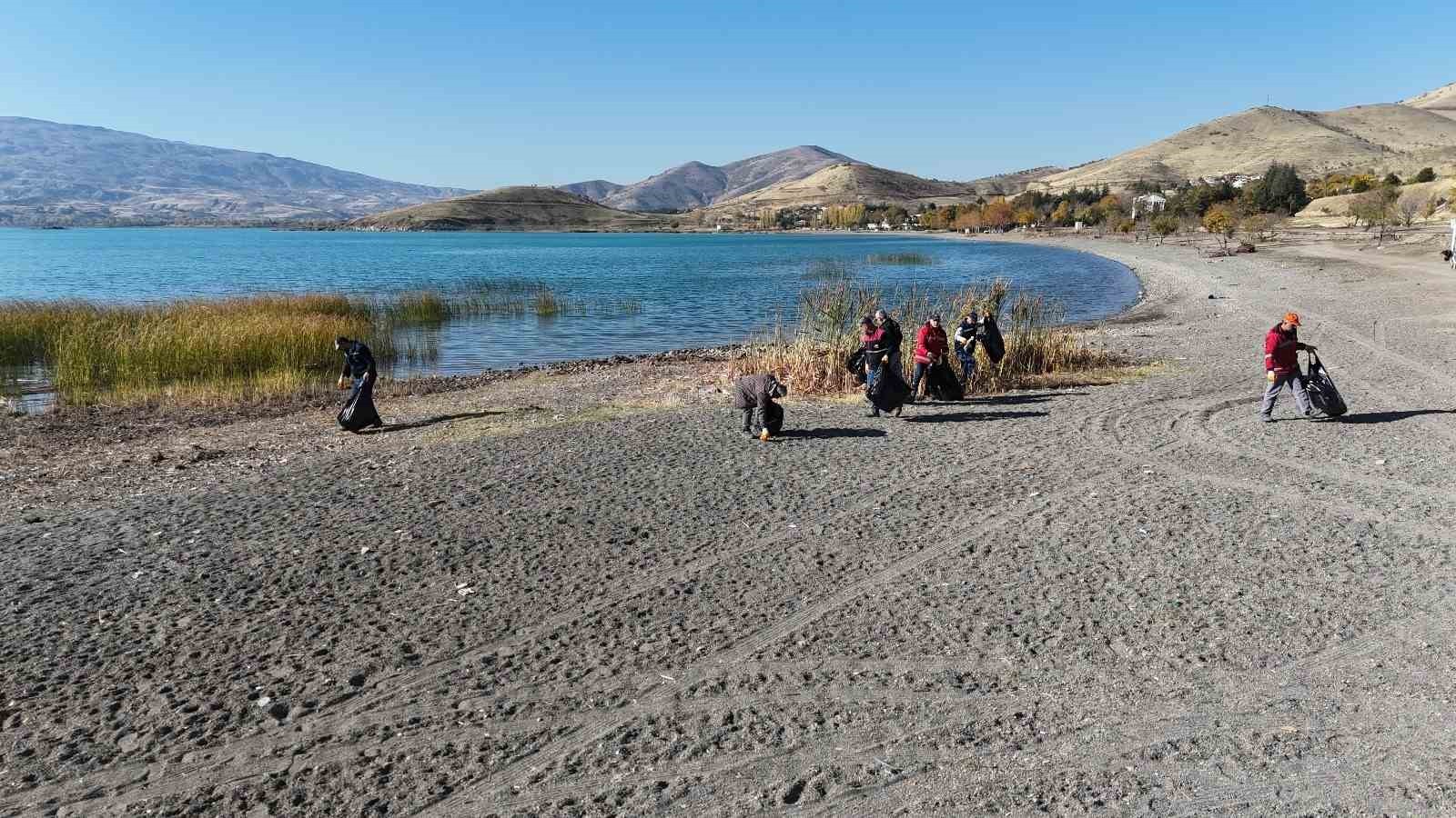 HAZAR GÖLÜ’NDE TEMİZLİK ÇALIŞMASI