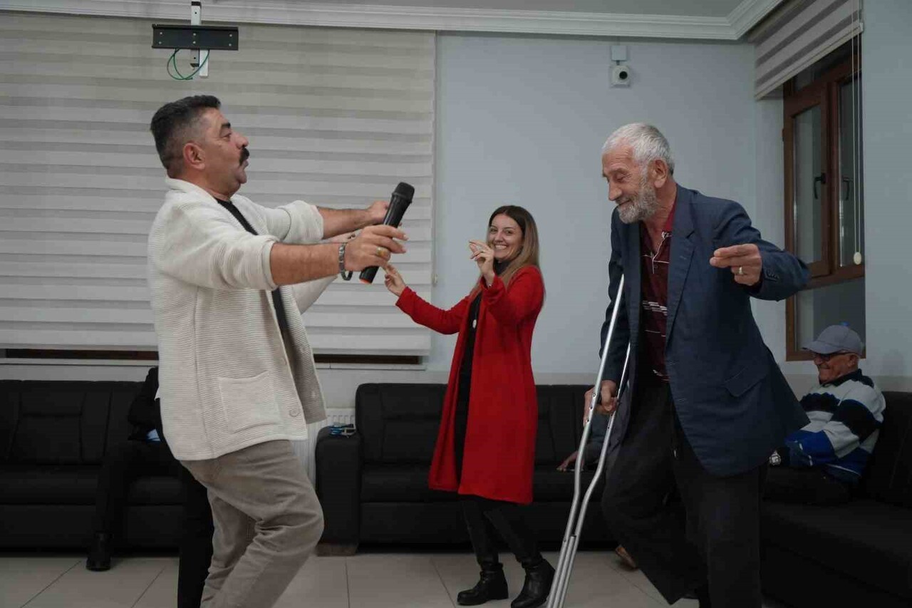 HEM KAYNAŞTILAR HEM EĞLENDİLER: HUZUREVİ SAKİNLERİ BAYBURT’TA KEYİFLİ BİR GÜN GEÇİRDİ