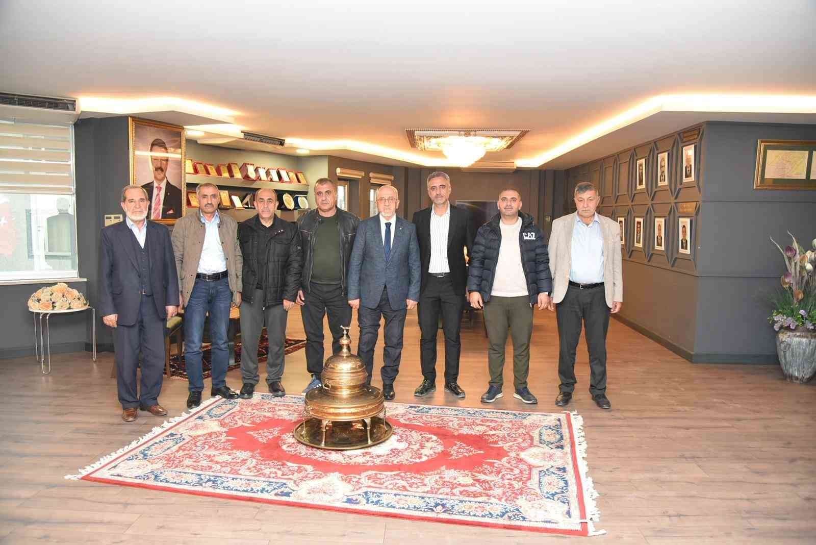 HEYLANLILAR YARDIMLAŞMA VE DAYANIŞMA DERNEĞİ BAŞKANI HÜSEYİN GÜL, DERNEK YÖNETİM KURULU ÜYELERİYLE...