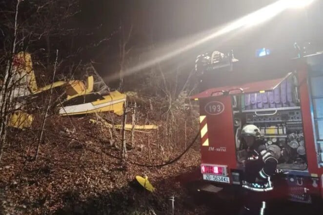 HIRVATİSTAN İTFAİYECİLER BİRLİĞİ, TÜRKİYE’YE AİT YANGIN SÖNDÜRME UÇAĞININ SENJ KENTİ YAKINLARINDA...