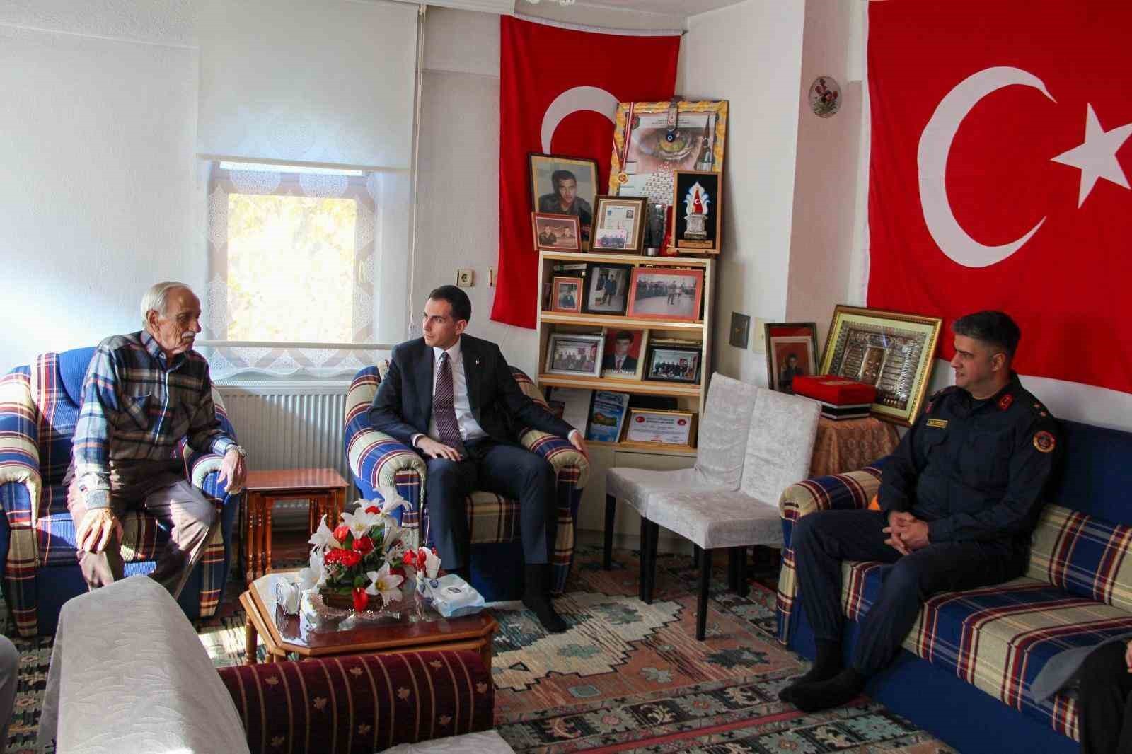 HİSARCIK KAYMAKAMI ERKAN ATAM’DAN, ŞEHİT MEZARINA VE AİLESİNE ZİYARET