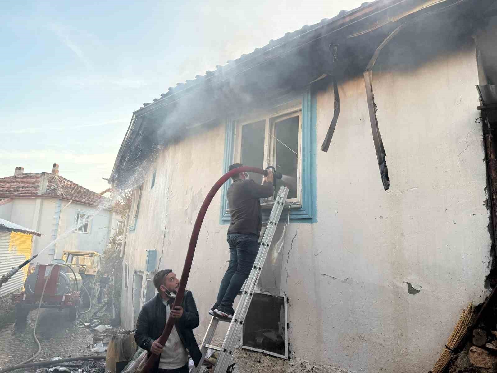 HİSARCIK’TA ÇIKAN YANGINDA İKİ EV VE BİR AHIR KULLANILAMAZ HALE GELDİ