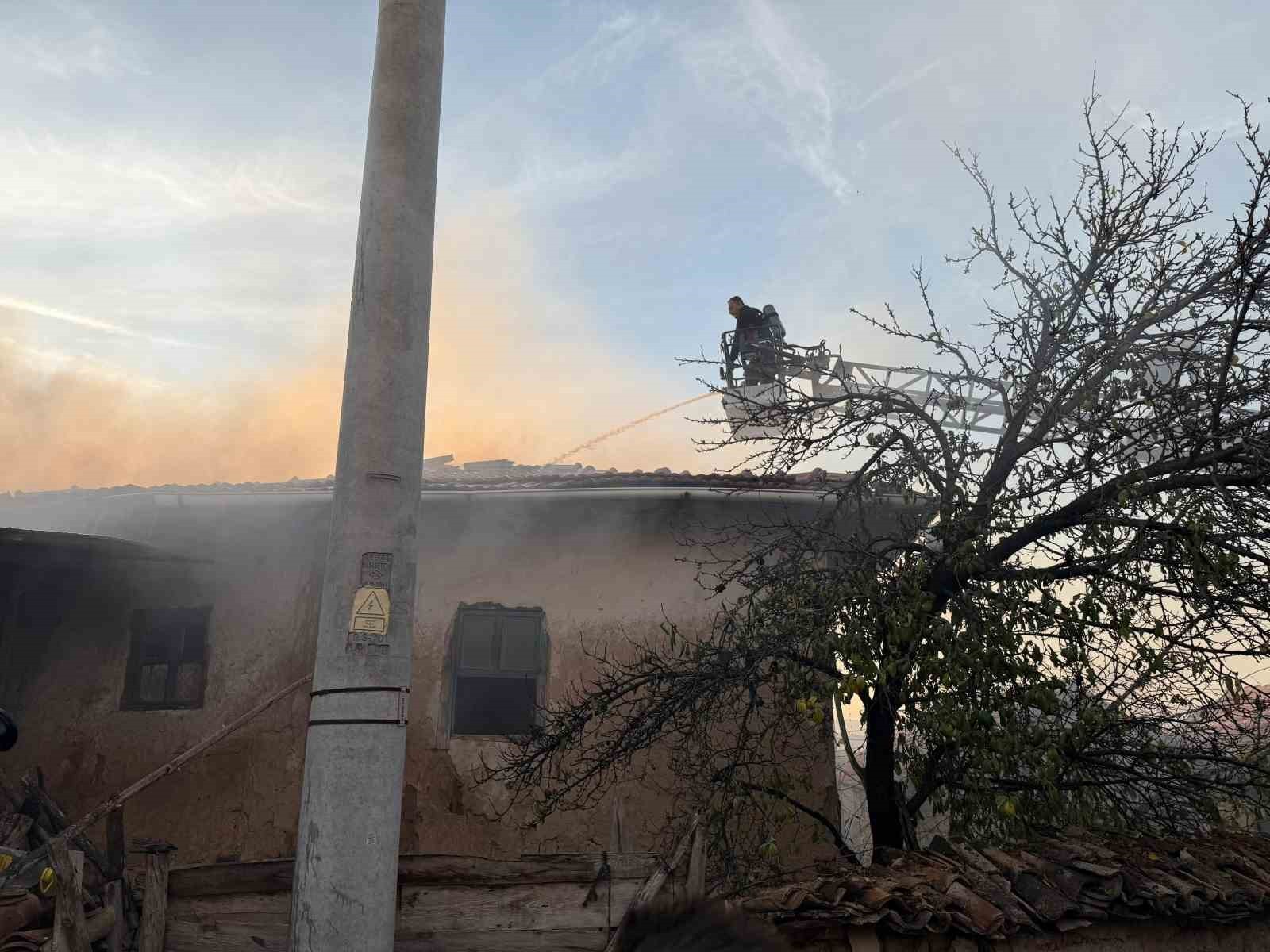 HİSARCIK’TA ÇIKAN YANGINDA İKİ EV VE BİR AHIR KULLANILAMAZ HALE GELDİ