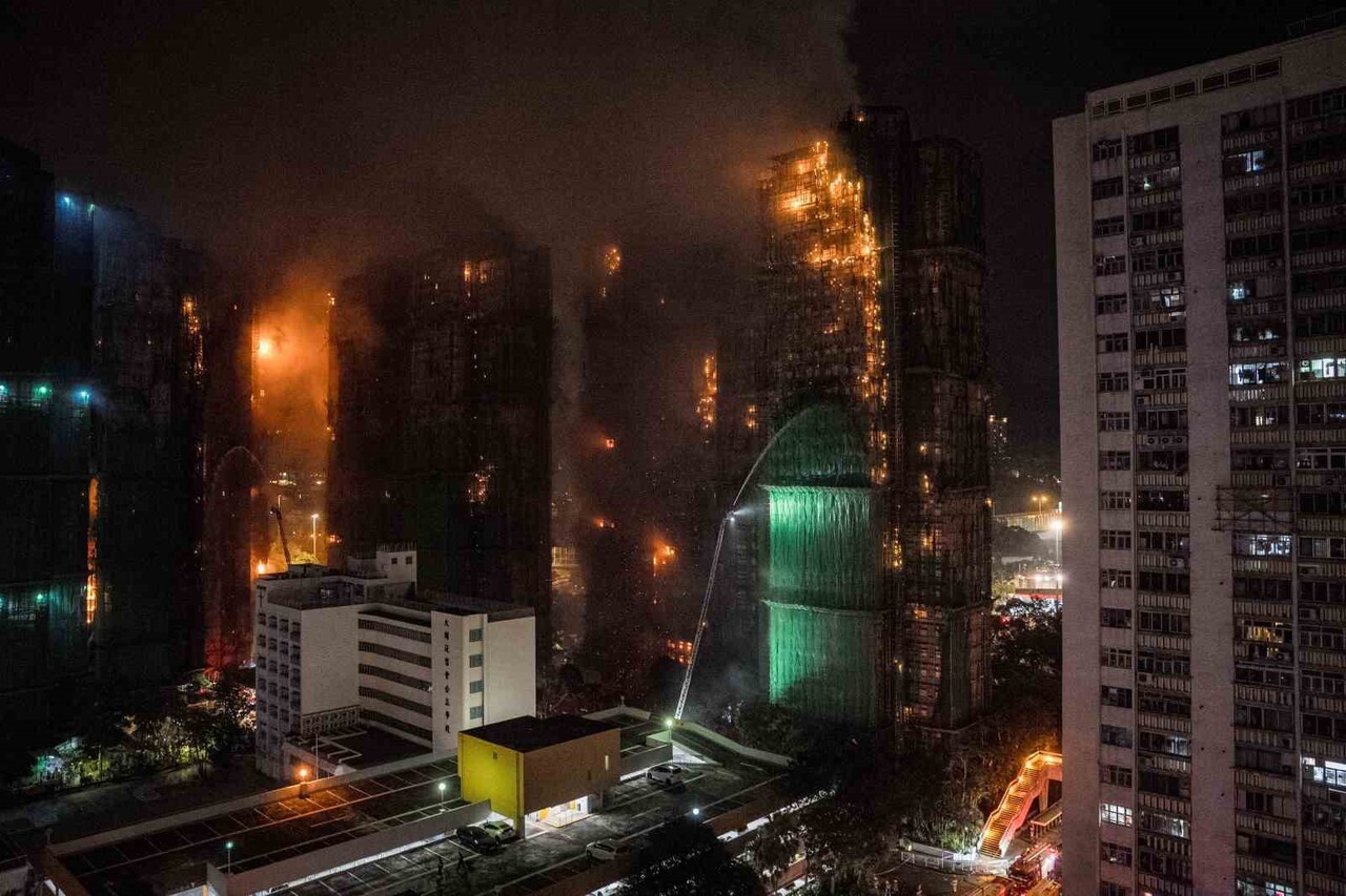HONG KONG'DAKİ BİR GÖKDELENDE DÜN ÇIKAN YANGINDA HAYATINI KAYBEDENLERİN SAYISI 55'E YÜKSELDİ, 61...