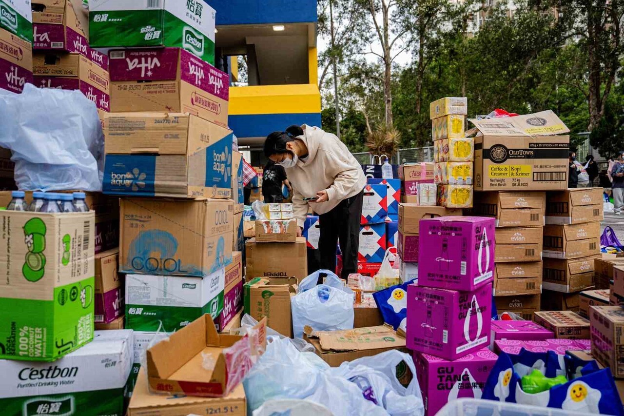 HONG KONG'DAKİ BİR GÖKDELENDE DÜN ÇIKAN YANGINDA HAYATINI KAYBEDENLERİN SAYISI 65'E...