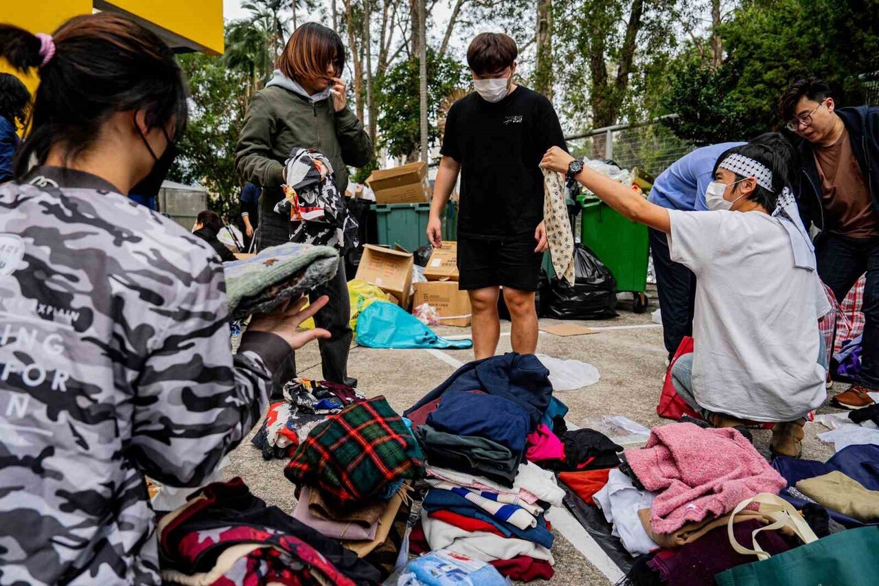 HONG KONG'DAKİ BİR GÖKDELENDE DÜN ÇIKAN YANGINDA HAYATINI KAYBEDENLERİN SAYISI 65'E...
