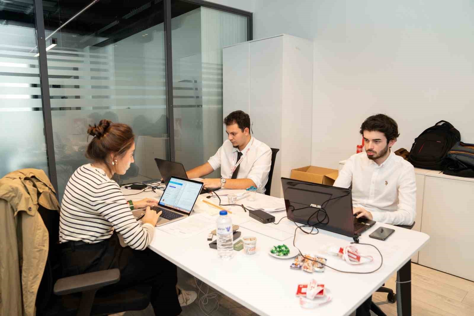 İEÜ ENDÜSTRİ MÜHENDİSLİĞİ BÖLÜMÜ ÜÇÜNCÜ SINIF ÖĞRENCİLERİ NİL KORKMAZ, HALİL KAAN KAÇAR VE ONUR...