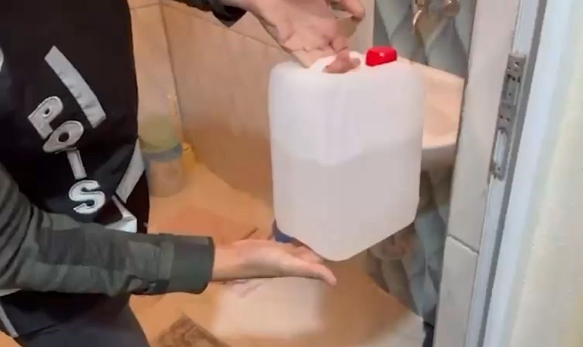 IĞDIR’DA SAHTE ALKOL OPERASYONU: 85 LİTRE SAHTE ALKOL VE RUHSATSIZ SİLAH ELE GEÇİRİLDİ