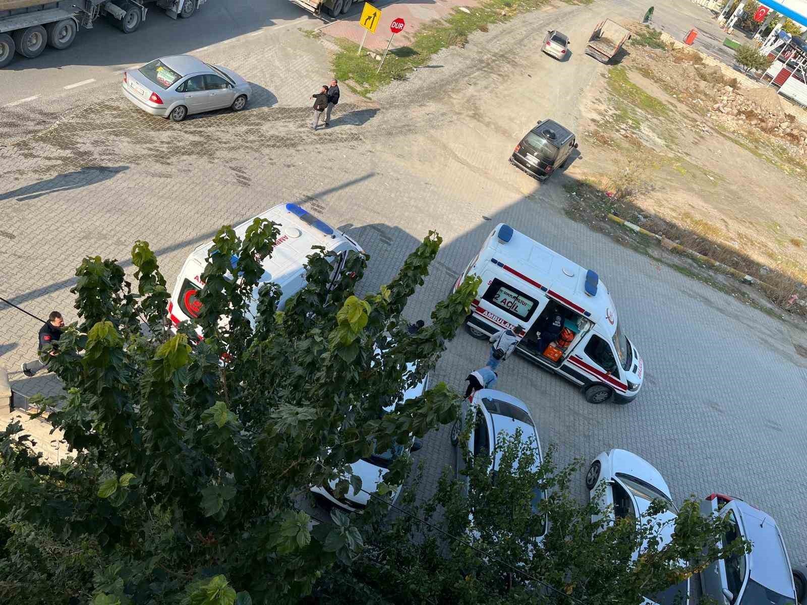IĞDIR HAVALİMANI’NDA GÖREVLİ POLİSLERİ TAŞIYAN SERVİS MİNİBÜSÜ, SULTAN ALPARSLAN CADDESİ’NDE...