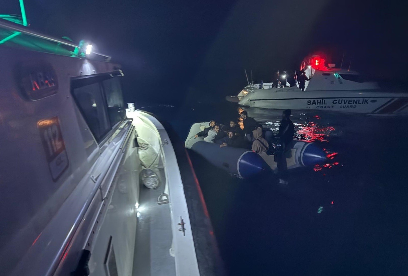 İKİ AYRI OPERASYONDA, YASA DIŞI YOLLARLA YURT DIŞINA ÇIKMAYA ÇALIŞAN 27 DÜZENSİZ GÖÇMEN...