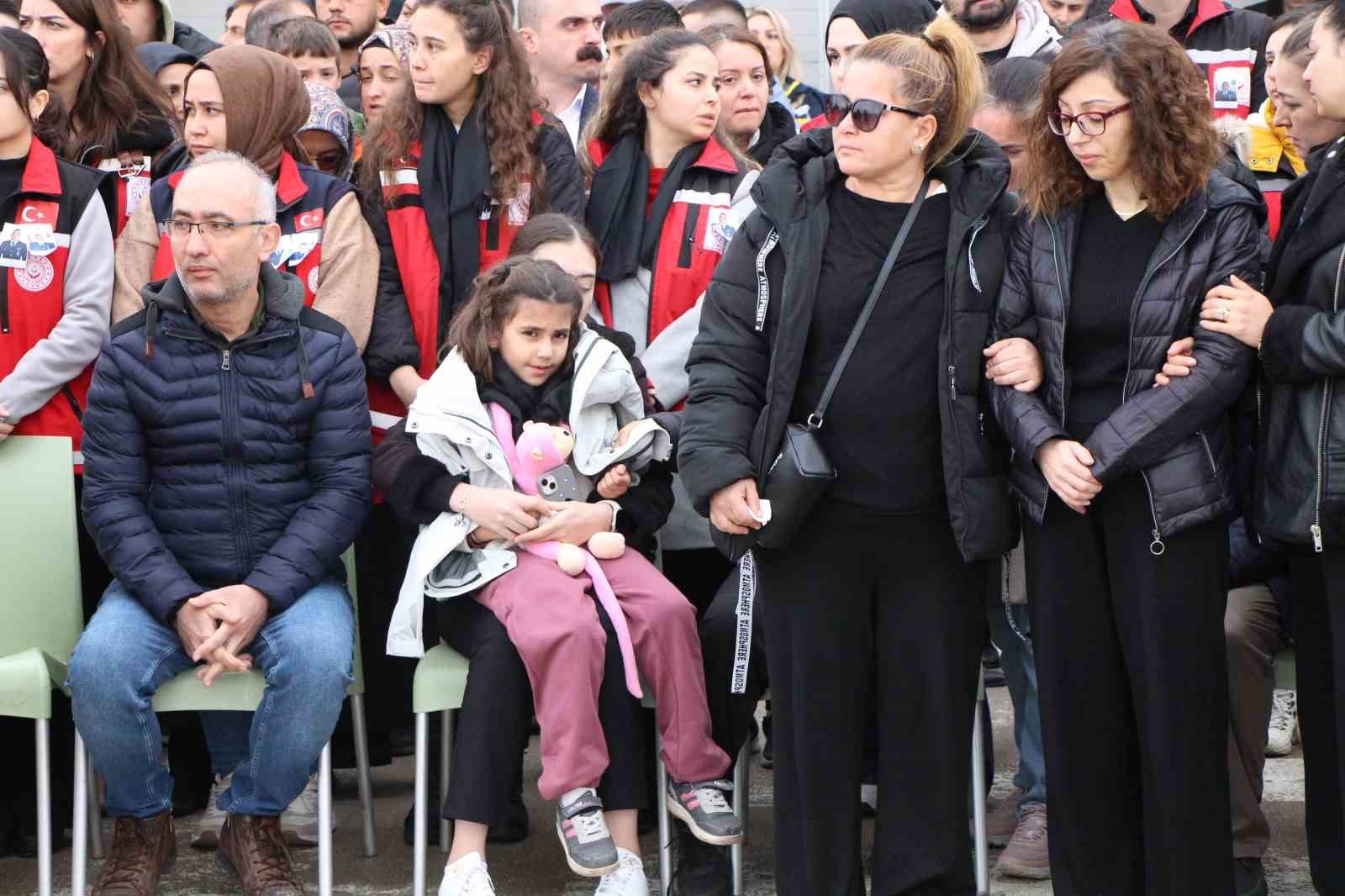 İKİ ÇOCUK BABASI ŞEHİT KAPLAN’IN 8 YAŞINDAKİ KIZI CEMRE BABASININ CENAZESİNİ OYUNCAĞINA SARILARAK...