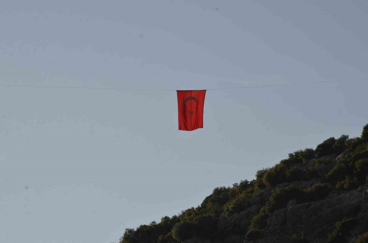 İKİ DAĞIN ARASINDA DALGALANAN BAYRAKLA ASKER UĞURLAMA