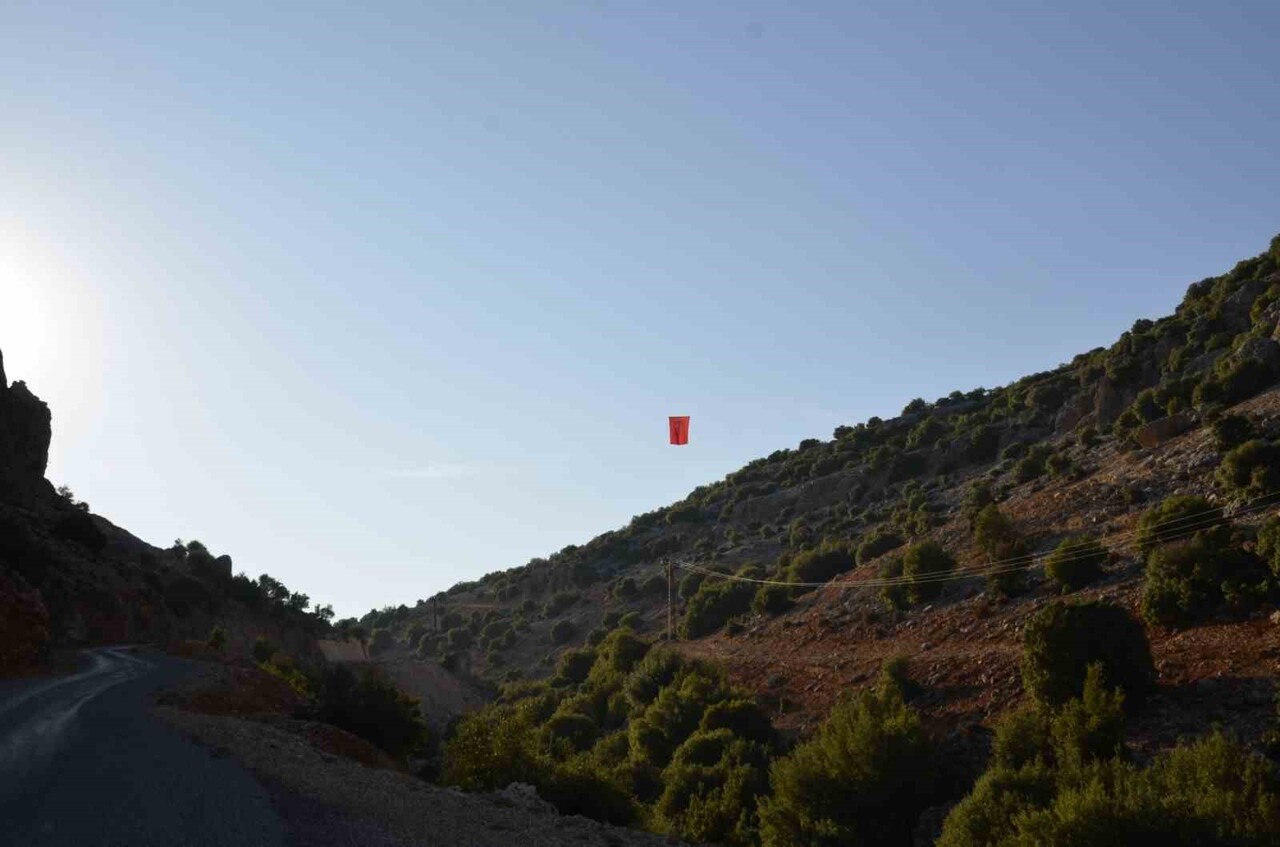 İKİ DAĞIN ARASINDA DALGALANAN BAYRAKLA ASKER UĞURLAMA