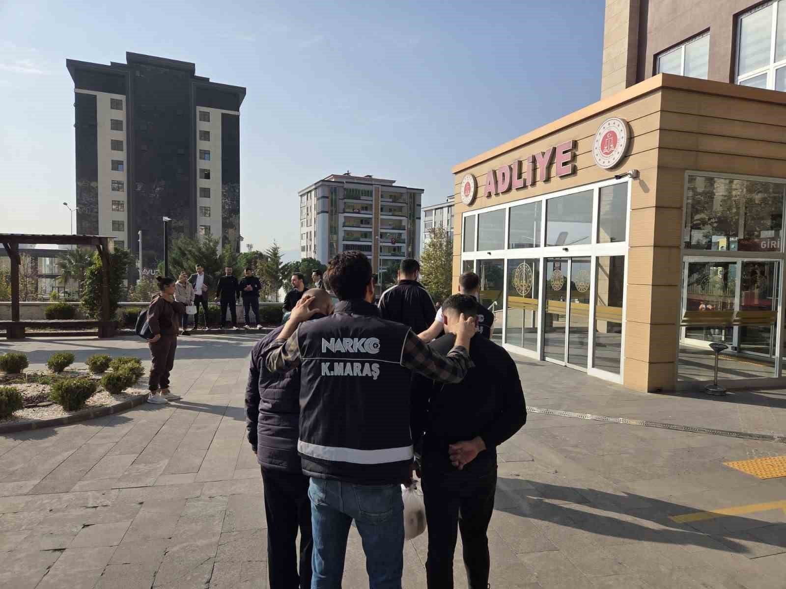 İL EMNİYET MÜDÜRLÜĞÜ NARKOTİK SUÇLARLA MÜCADELE EKİPLERİ, UYUŞTURUCU MADDE TİCARETİNİN ÖNLENMESİNE...