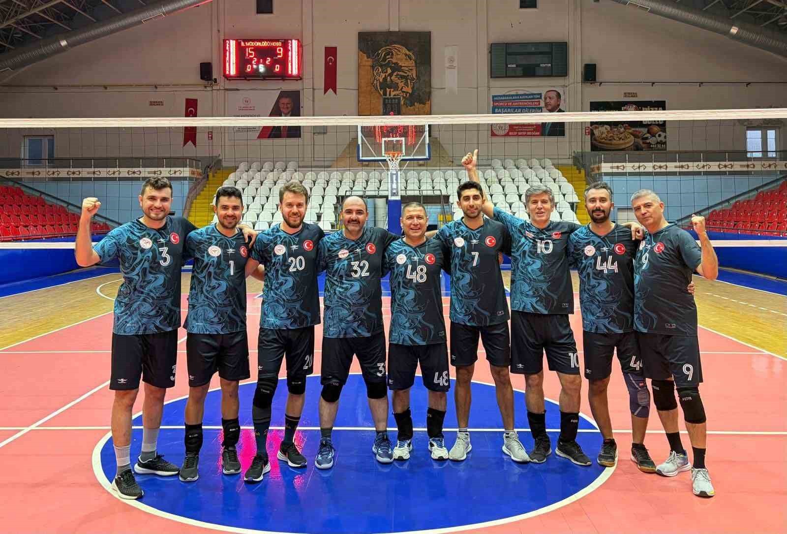 İLK KEZ KATILDIĞI BÖLGE FİNALLERİNDE ÇEYREK FİNALE ÇIKAN AYDIN İL SAĞLIK MÜDÜRLÜĞÜ VOLEYBOL...