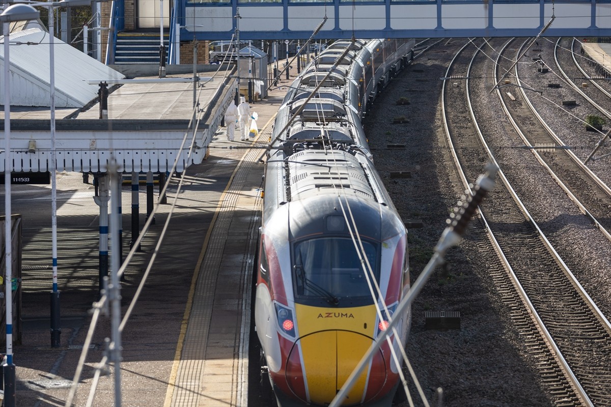 İngiltere’nin Huntingdon kentinde, Londra’ya giden bir trende iki saldırganın 10 kişiyi...