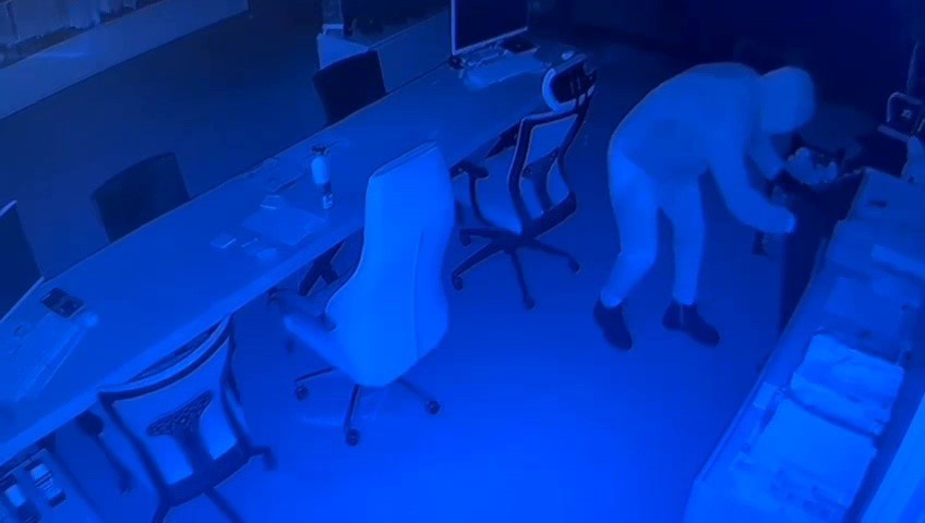 İŞ YERİNİN GÜVENLİK KAMERASI TARAFINDAN KAYDEDİLEN GÖRÜNTÜLERDE ŞÜPHELİNİN KAR MASKESİ TAKTIĞI...