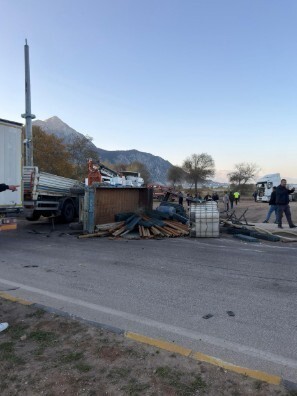 ISPARTA’NIN EĞİRDİR İLÇESİ SANAYİ KAVŞAĞI’NDA İKİ TIR’IN ÇARPIŞMASI SONUCU MEYDANA GELEN KAZADA 38...