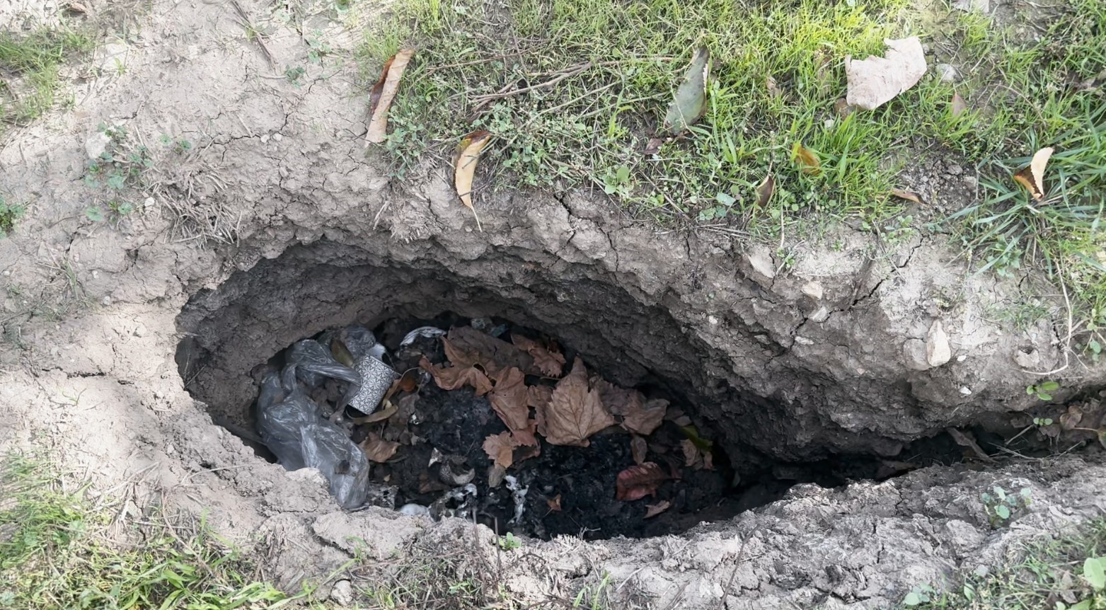 ISPARTA’NIN EĞİRDİR İLÇESİNDE BİR ELMA BAHÇESİNDE YAKLAŞIK 1 METRE DERİNLİĞİNDE OBRUKLAR OLUŞTU....