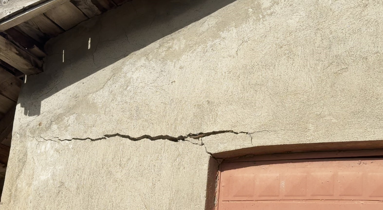 ISPARTA’NIN EĞİRDİR İLÇESİNDE BİR ELMA BAHÇESİNDE YAKLAŞIK 1 METRE DERİNLİĞİNDE OBRUKLAR OLUŞTU....