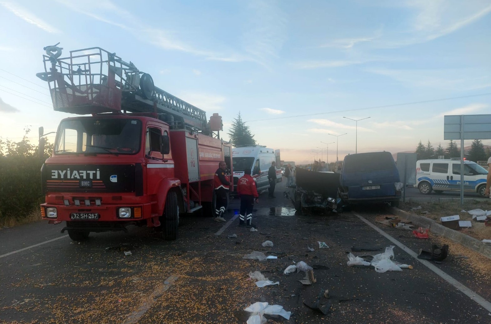 ISPARTA’NIN ŞARKİKARAAĞAÇ İLÇESİNDE İKİ OTOMOBİLİN KAVŞAKTA ÇARPIŞMASI SONUCU MEYDANA GELEN KAZADA...