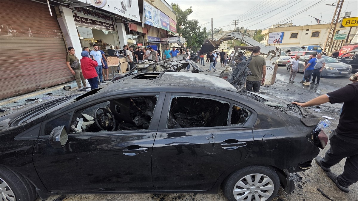İsrail ordusunun Lübnan'ın güneyindeki Nebatiye vilayetinde bir araca insansız hava aracıyla (İHA)...