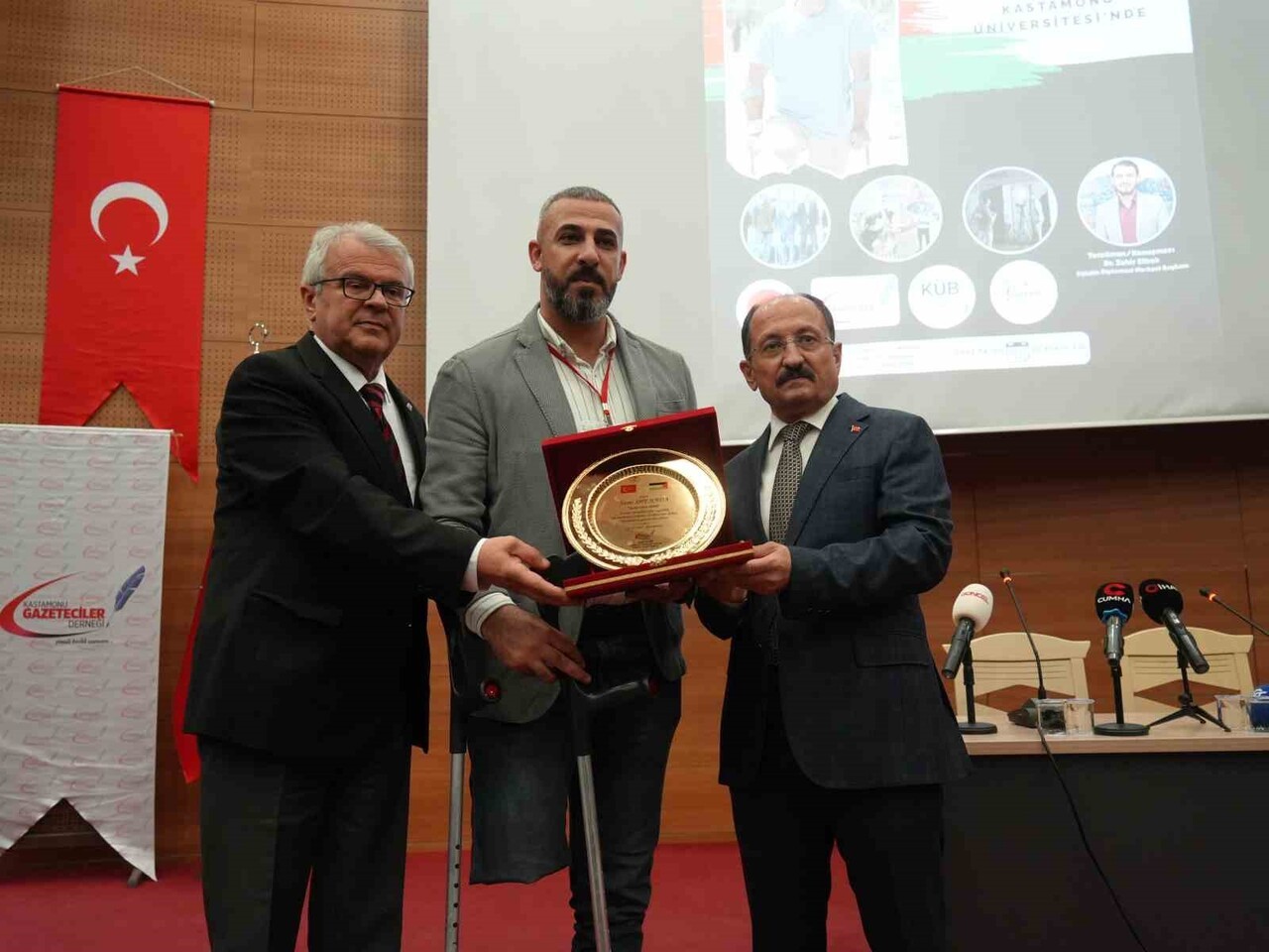 İSRAİL SALDIRILARINDA GÖREVİ BAŞINDAYKEN UĞRADIĞI SALDIRIDA SAĞ BACAĞINI KAYBEDEN GAZİ GAZETECİ...