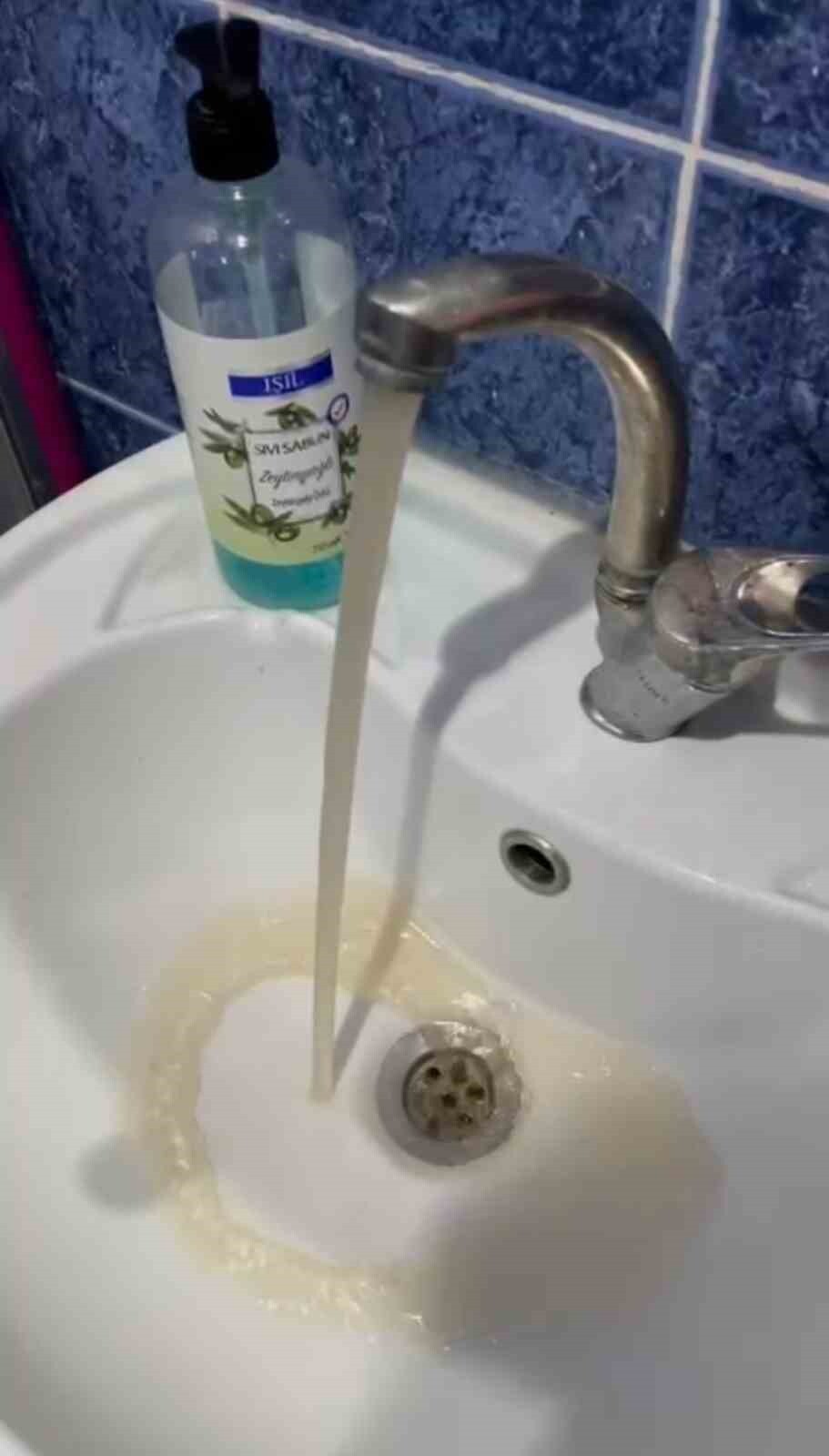 İSTANBUL'DA MUSLUKLARDAN KİRLİ SU AKMASINA VATANDAŞ TEPKİ GÖSTERDİ