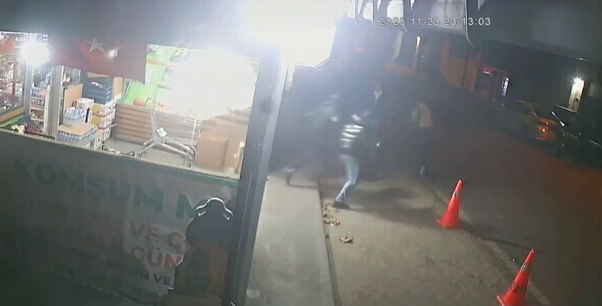 İSTANBUL'UN BAŞAKŞEHİR İLÇESİNDE BİR MARKETE GELEN 5 KİŞİLİK GRUP, YAKLAŞIK 300 TL'LİK ÜRÜNÜ...