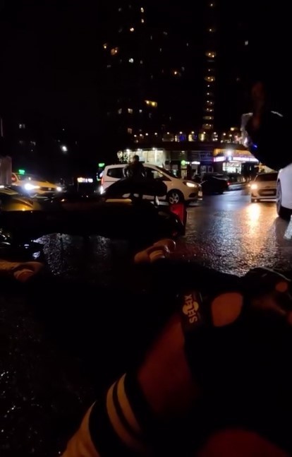 İSTANBUL'UN ESENYURT İLÇESİNDE SEYİR HALİNDEKİ BİR MOTOSİKLETLİYE KAVŞAKTAN DÖNEN ARAÇ ÇARPTI....