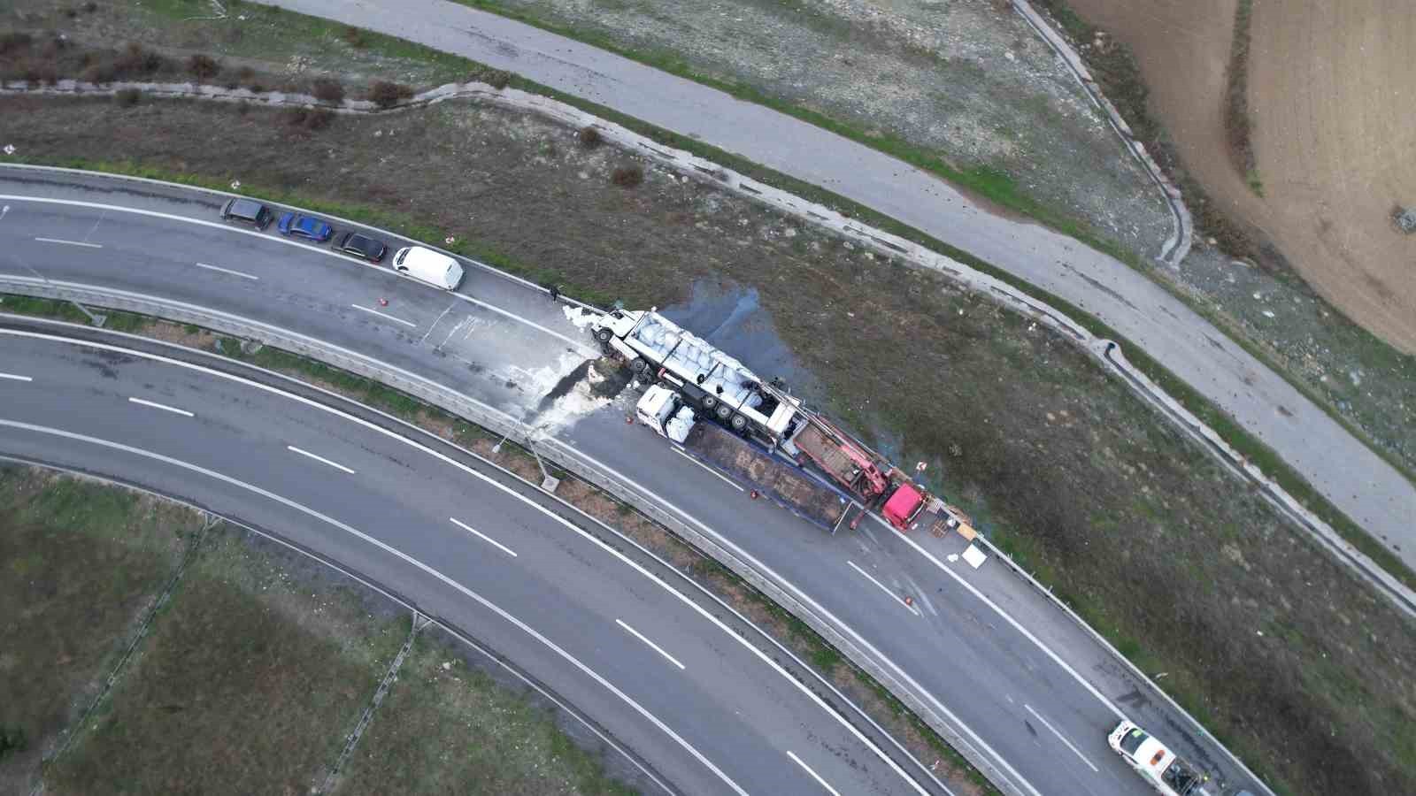 İSTANBUL ARNAVUTKÖY'DE KUZEY MARMARA OTOYOLU YASSIÖREN MEVKİİNDE BİR TIR, VİRAJI ALAMAYARAK...