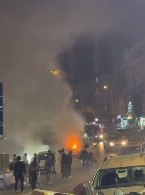 İSTANBUL ARNAVUTKÖY'DE SEYİR HALİNDEYKEN MOTOR KISMINDAN ALEV ÇIKAN SERVİS ARACI PANİĞE NEDEN...