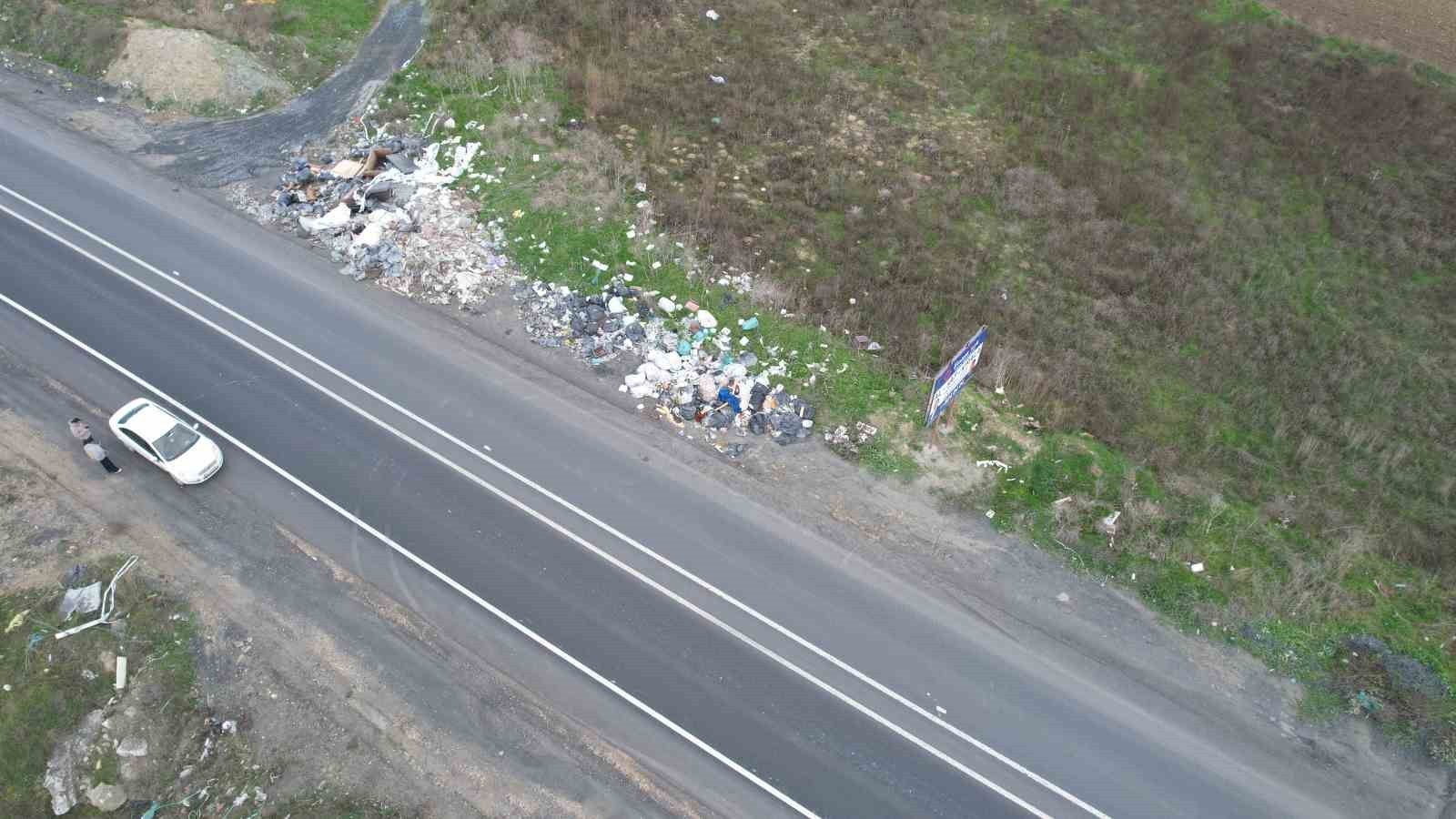 İSTANBUL ARNAVUTKÖY'DE YAŞANAN KAÇAK HAFRİYAT VE MOLOZ DÖKÜM SORUNU BÜYÜYOR. YOL KENARINA DÖKÜLEN...