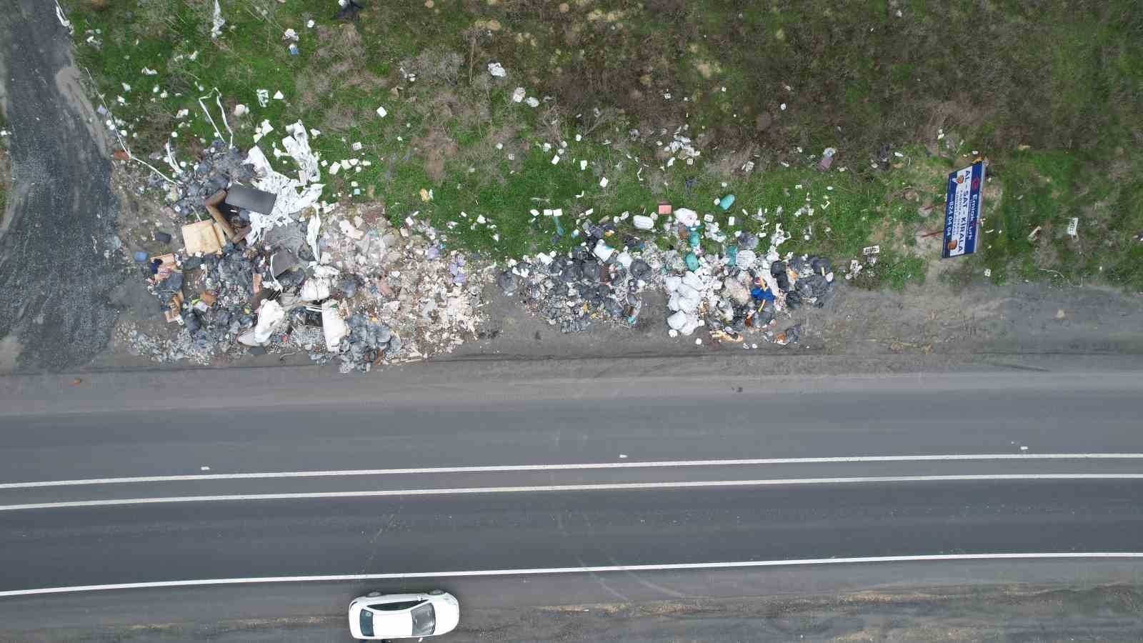 İSTANBUL ARNAVUTKÖY'DE YAŞANAN KAÇAK HAFRİYAT VE MOLOZ DÖKÜM SORUNU BÜYÜYOR. YOL KENARINA DÖKÜLEN...