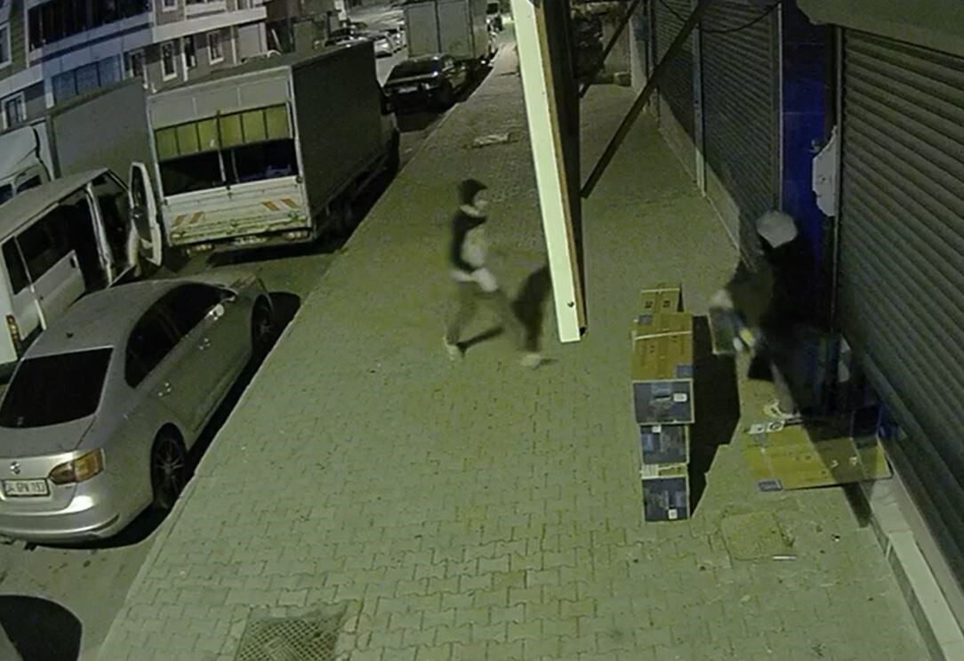 İSTANBUL BAŞAKŞEHİR'DE 5 KİŞİLİK BİR GRUP SOKAK ÜZERİNDE BULUNAN BİR İŞLETMEYE GİREREK KLİMALARI...