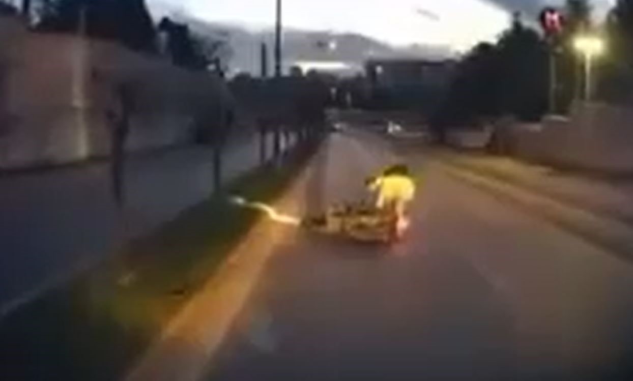 İSTANBUL BAŞAKŞEHİR'DE MOTOSİKLETİN ÇUKURA ÇARPMASI SONUCU MEYDANA GELEN KAZA ARAÇ KAMERASI...