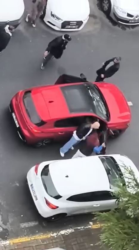 İSTANBUL BEYLİKDÜZÜ’NDE İKİ KADIN ARASINDA ÇIKAN YOL VERME TARTIŞMASINDA ORTALIK KARIŞTI....