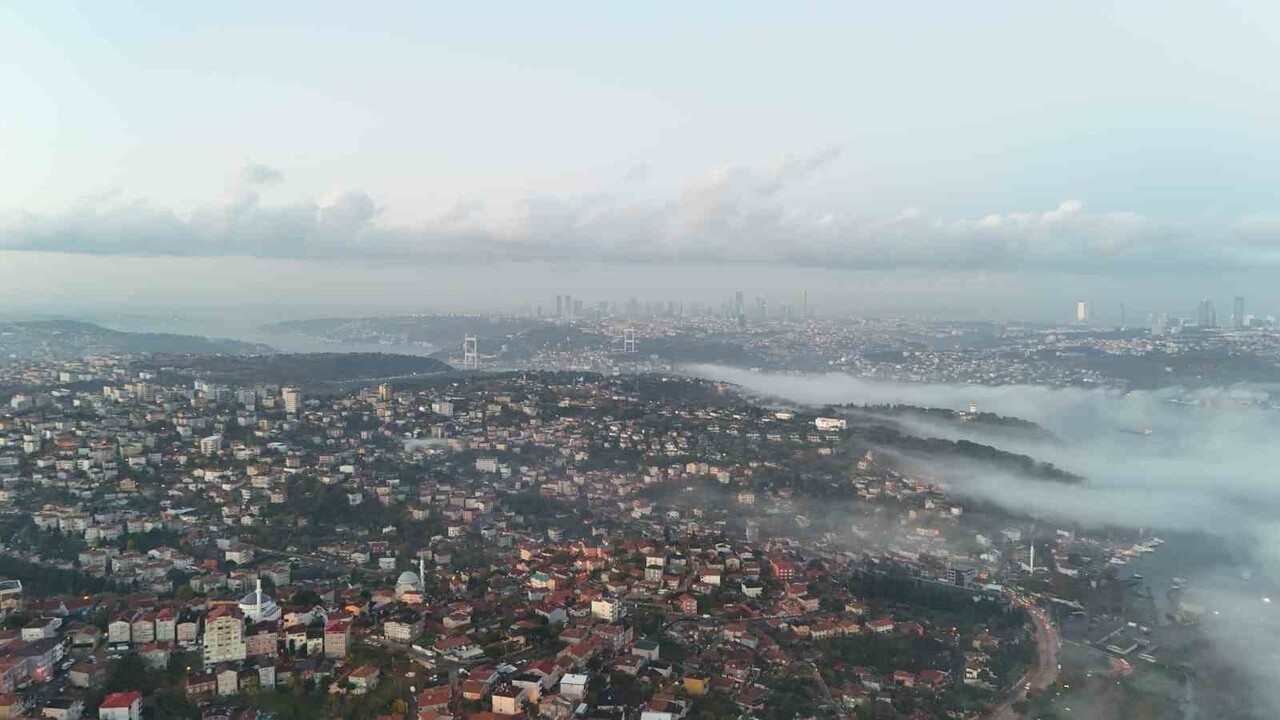 İSTANBUL BOĞAZI’NDA SABAH SAATLERİNDEN İTİBAREN ETKİLİ OLAN YOĞUN SİS, HAVADAN DRON İLE...