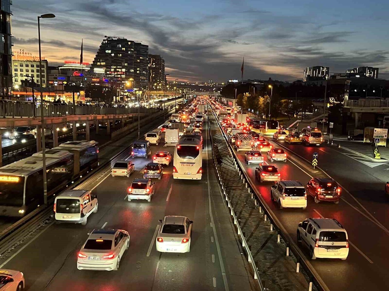 İSTANBUL’DA AKŞAM SAATLERİNDE TRAFİK YOĞUNLUĞU YÜZDE 85’E ULAŞTI.
