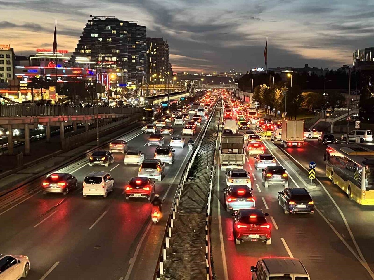 İSTANBUL’DA AKŞAM SAATLERİNDE TRAFİK YOĞUNLUĞU YÜZDE 85’E ULAŞTI.
