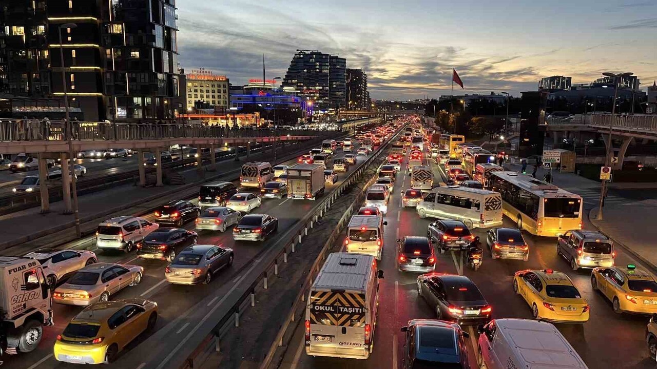 İSTANBUL’DA AKŞAM SAATLERİNDE TRAFİK YOĞUNLUĞU YÜZDE 89’A ULAŞTI.